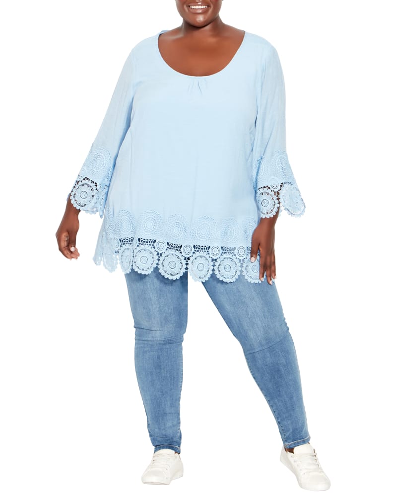 Plus size model wearing  by avenue | Dia&Co | dia_product_style_image_id:202781